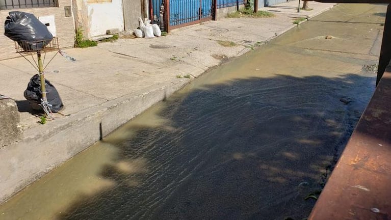 Calor extremo y peligro en el Suquía: se bañan en el río contaminado por las cloacas