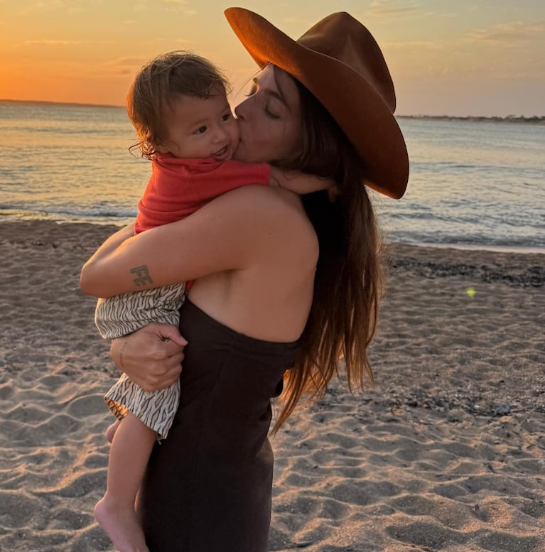 Calu Rivero con uno de su pequeño hijo en San Ignacio. (Imagen: Instagram Calu Rivero).