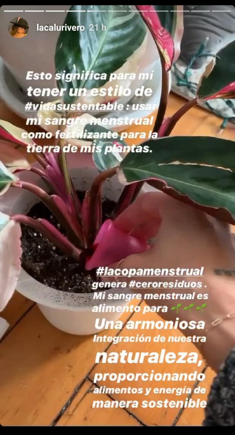 Calu Rivero riega sus plantas con la sangre de su copa menstrual