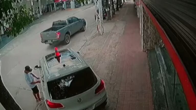 Cámaras de seguridad captaron cómo un delincuente se llevó una camioneta VW Tiguan color blanco.