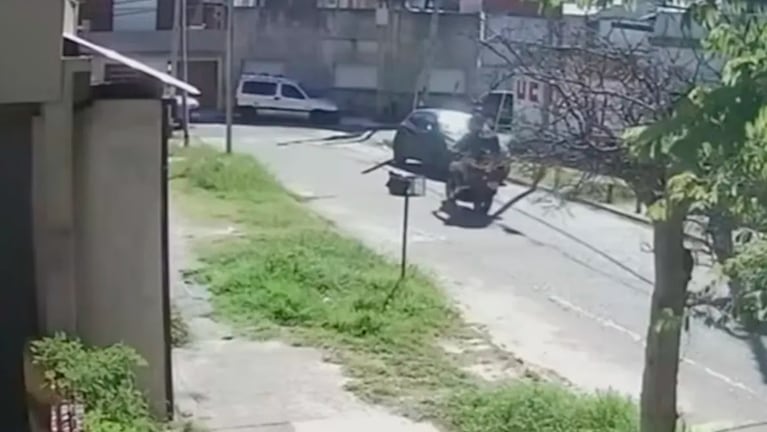 Cámaras de seguridad filmaron a los delincuentes escapando.