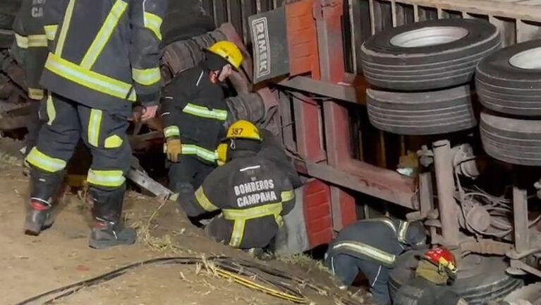 Cambiaban una rueda y su auto fue aplastado por un camión: murió una nena de 9 años 