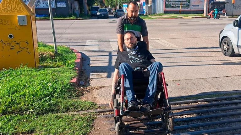 Caminos sin inclusión: los obstáculos para trasladarse en sillas de ruedas por Córdoba