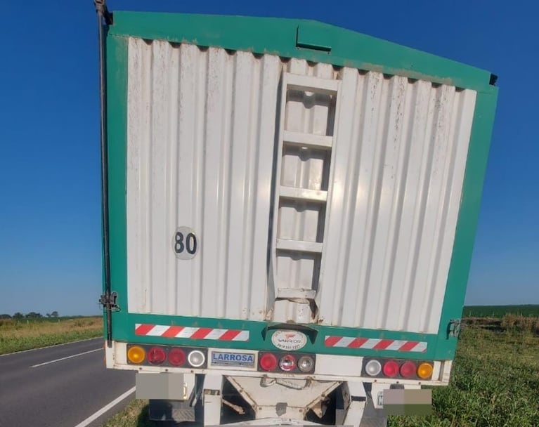 Camión cargado de cereales fue embestido de atrás por los dos jóvenes que iban en una moto. 