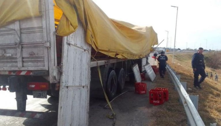 Camión con Coca volcó en Circunvalación y los vecinos se robaron las botellas