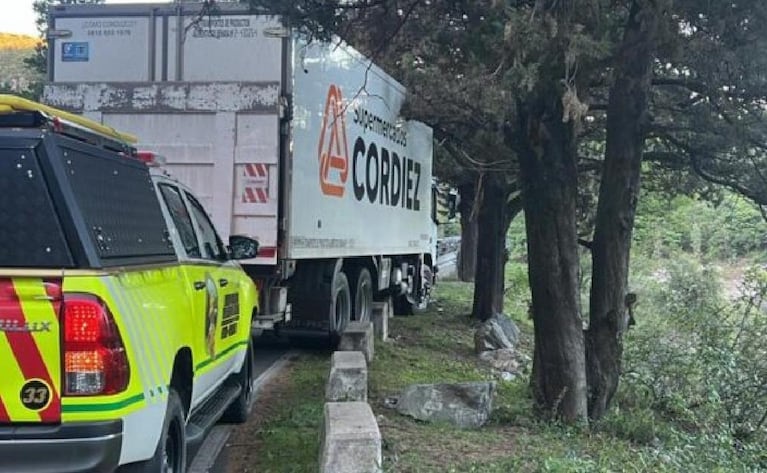 Camión quedó colgando en Dique Los Molinos