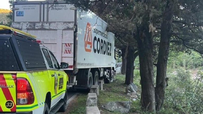 Camión quedó colgando en Dique Los Molinos