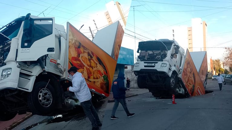Camión se hundió en el asfalto en Coronel Moldes, Córdoba.