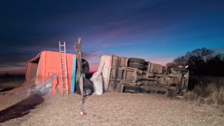 Camionero volcó en una ruta de Córdoba, sufrió graves lesiones y murió en el hospital