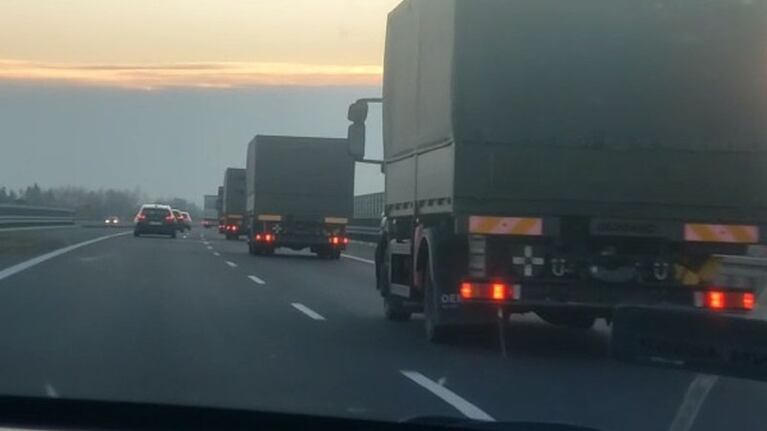 Camiones de guerra en la ruta a Varsovia.