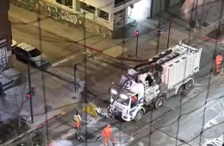 Camiones trabajan en medio de la madrugada en el centro de la ciudad.