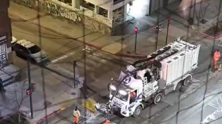 Camiones trabajan en medio de la madrugada en el centro de la ciudad.