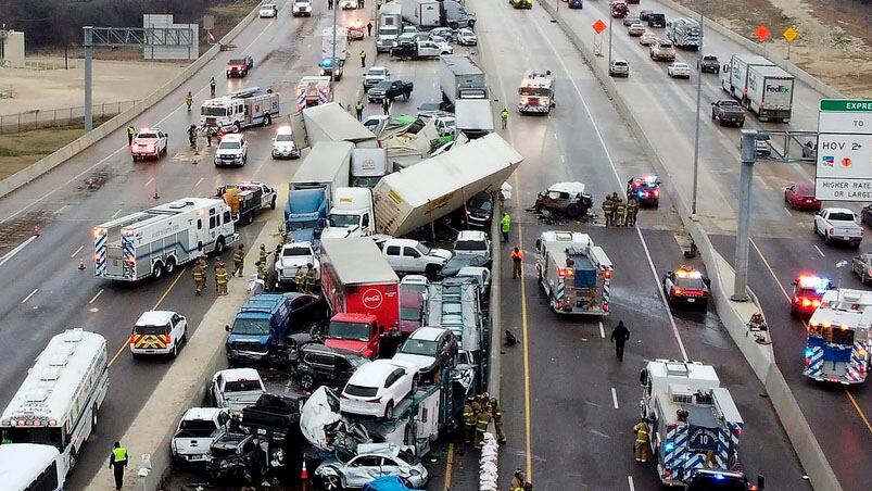 Camiones y autos quedaron incrustados en un impactante accidente de tránsito.