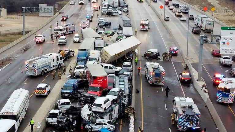 Camiones y autos quedaron incrustados en un impactante accidente de tránsito.