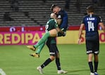 Camisetas cambiadas: Herrera le agradece a Bustos, que terminó al arco.