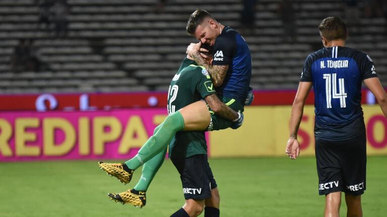 Camisetas cambiadas: Herrera le agradece a Bustos, que terminó al arco.