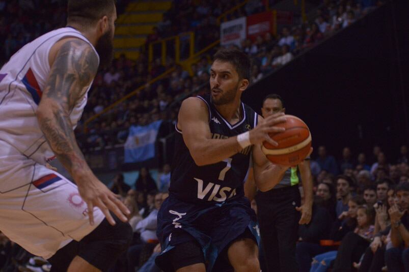 Campazzo encendió a los cordobeses contra Serbia. Foto: Lucio Casalla / ElDoce.tv. 
