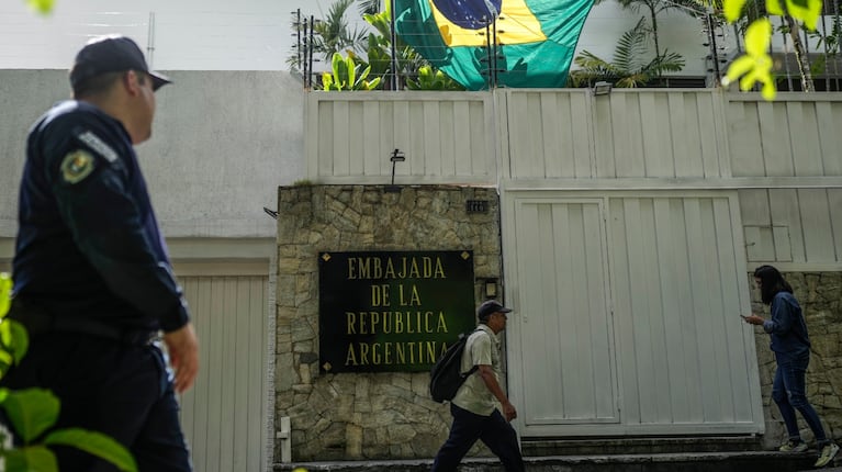 Cancillería denunció que patrullas de fuerzas venezolanas rodean la Embajada.