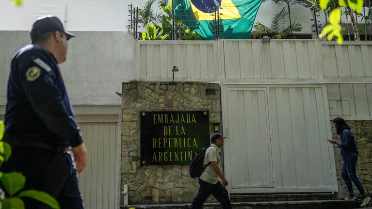 Cancillería denunció que patrullas de fuerzas venezolanas rodean la Embajada.