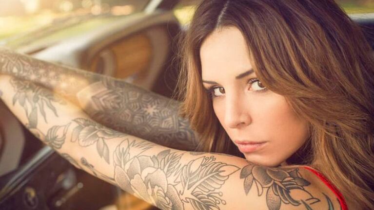 Cande Tinelli, cada vez más cerca de Joaquín, su tatuador. 