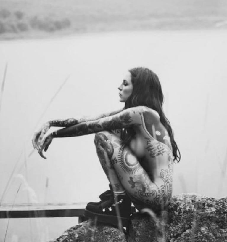 Cande Tinelli encendió las redes con una foto desnuda