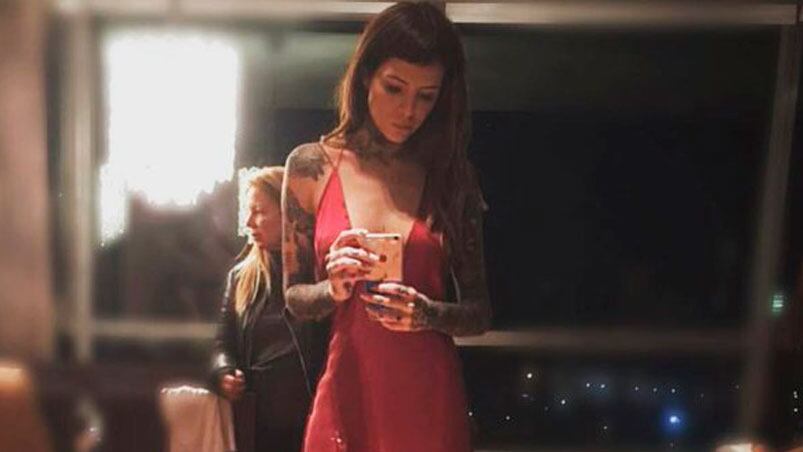 Cande Tinelli lució un hermoso vestido rojo. 