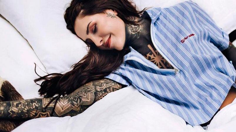 Cande Tinelli mostró su nuevo diseño en la mano.