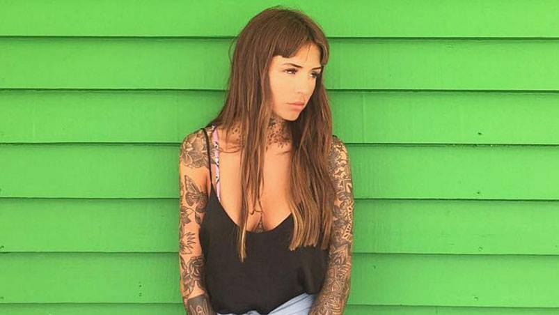 Cande Tinelli mostró su tatuaje en la rodilla. 