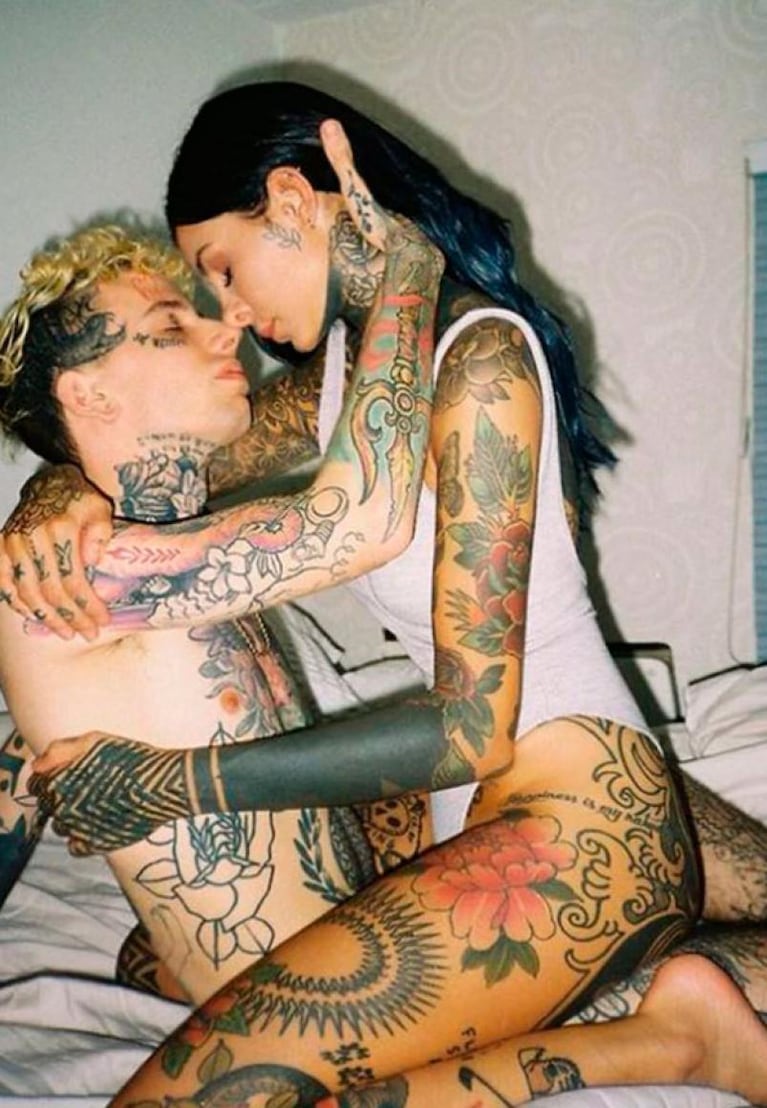 Cande Tinelli posó muy sexy con un viejo amor tatuador