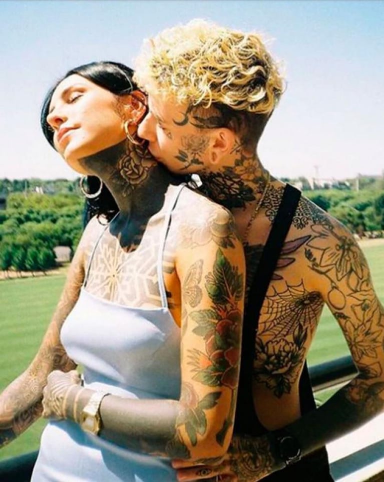 Cande Tinelli posó muy sexy con un viejo amor tatuador