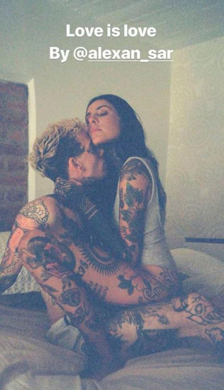 Cande Tinelli posó muy sexy con un viejo amor tatuador