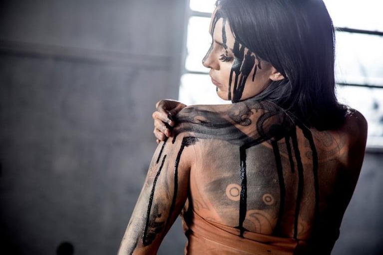 Cande Tinelli se borró los tatuajes para su videoclip