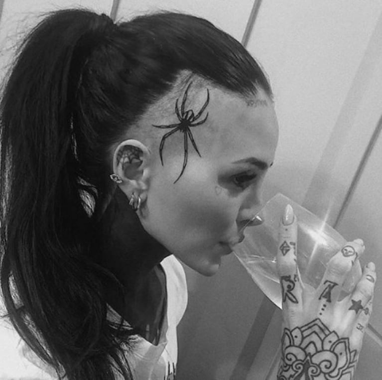 Cande Tinelli se tatuó una araña enorme en la cabeza