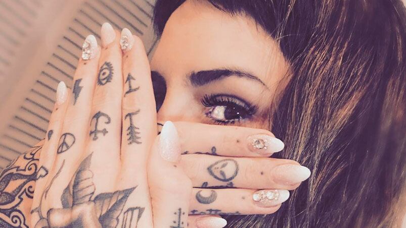 Cande ya puede lucir su tattoo en el rostro.