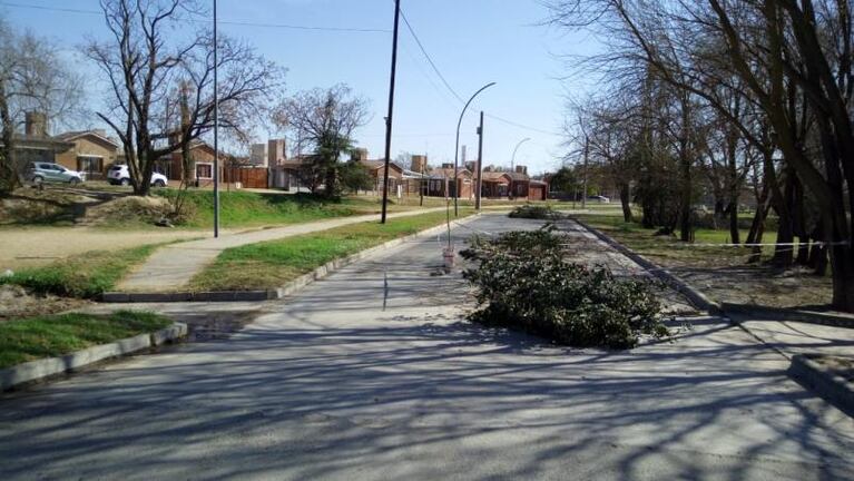 Cansados de reclamar, los vecinos decidieron arreglar las calles 