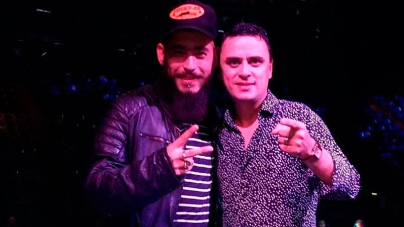 Cantante y presentador, juntos sobre el escenario.