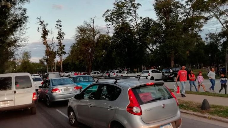 Caos de tránsito en el Parque del Chateau: la Provincia asegura que sobra estacionamiento