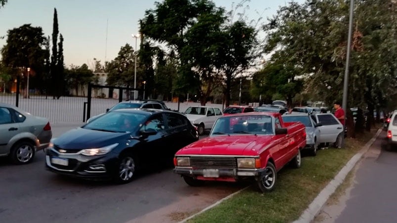 Caos de tránsito por autos mal estacionados y falta de controles.