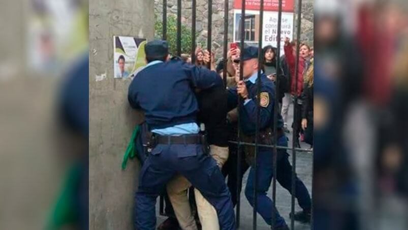 Caos en la entrada de la Facultad de Derecho.