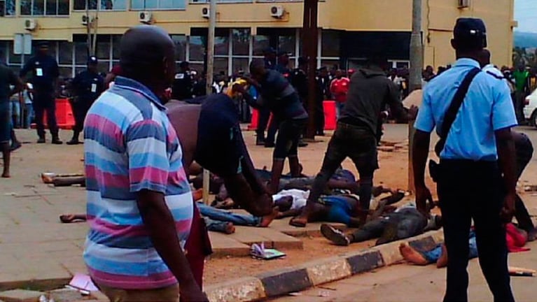 Caos fatal: una de las primeras fotos de la tragedia en el país africano.