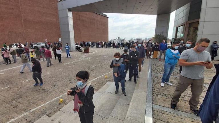 Caos por la vacunación en el Sheraton: múltiples quejas de personas que tenían turno