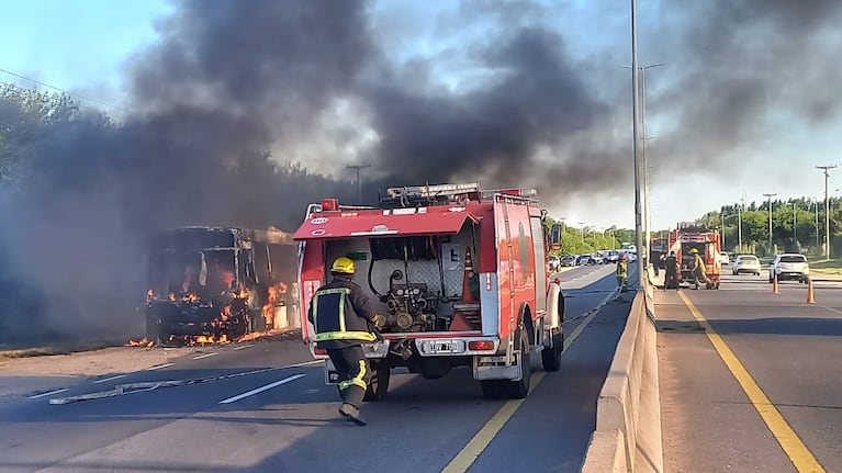 Caos vehicular: un colectivo interurbano se incendió por completo en una ruta de Córdoba