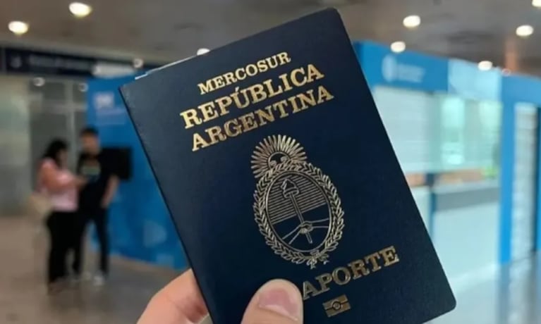 Caos y bronca por pasaportes fallados: largas filas en el aeropuerto de Córdoba