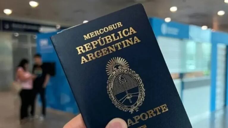 Caos y bronca por pasaportes fallados: largas filas en el aeropuerto de Córdoba