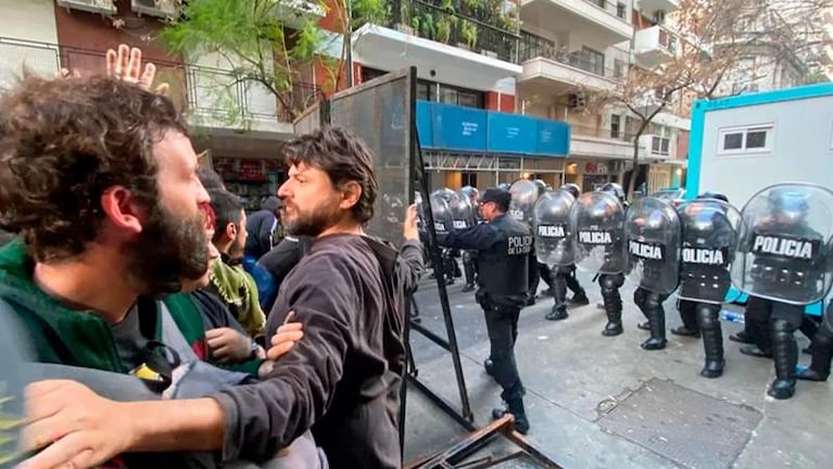 Caos y disturbios en la marcha K en Recoleta: fuerte cruce entre el Gobierno y la oposición