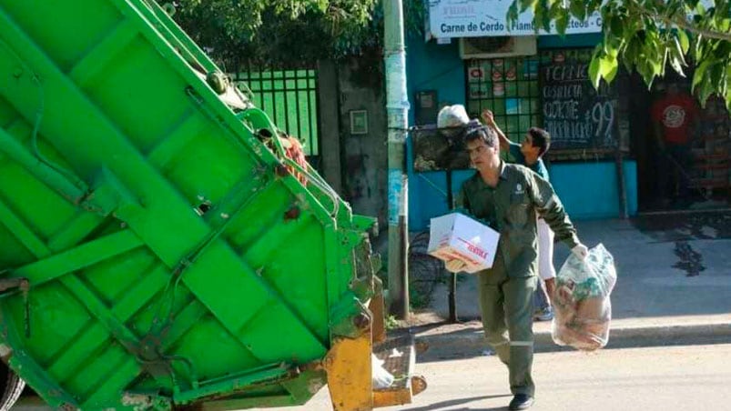 Capitanich recolectando residuos en el Barrio Parque La Liguria.