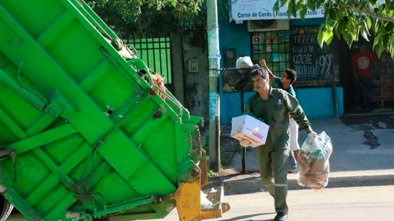 Capitanich recolectando residuos en el Barrio Parque La Liguria.