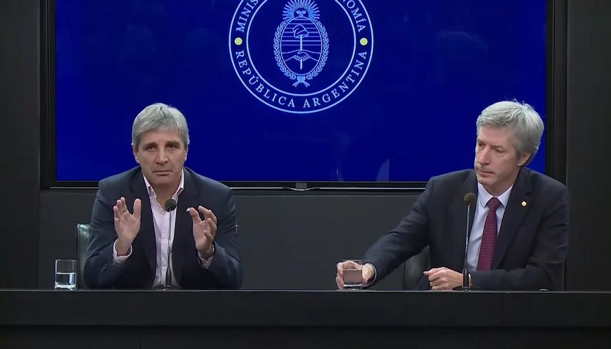 Caputo y Bausili hablaron en conferencia de prensa en el Palacio de Hacienda.