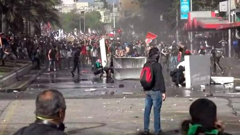 Carabineros balearon a un periodista y un camarógrafo de TN en plena transmisión en Chile