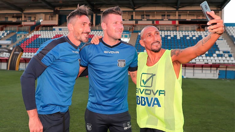 Caranta, Herrera y Guiñazú, a pura selfie durante el reconocimiento del campo de juego. / Foto: Talleres